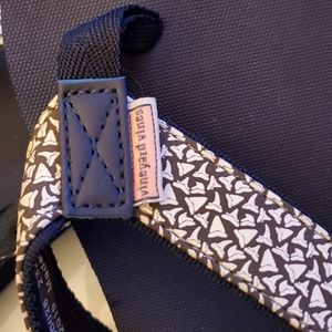 Vineyard Vine Beach flip flops youth size 6 Navy Blue with Sharks teeth design